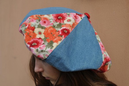 Cappello jeans, realizzato con ritagli di stoffa.
